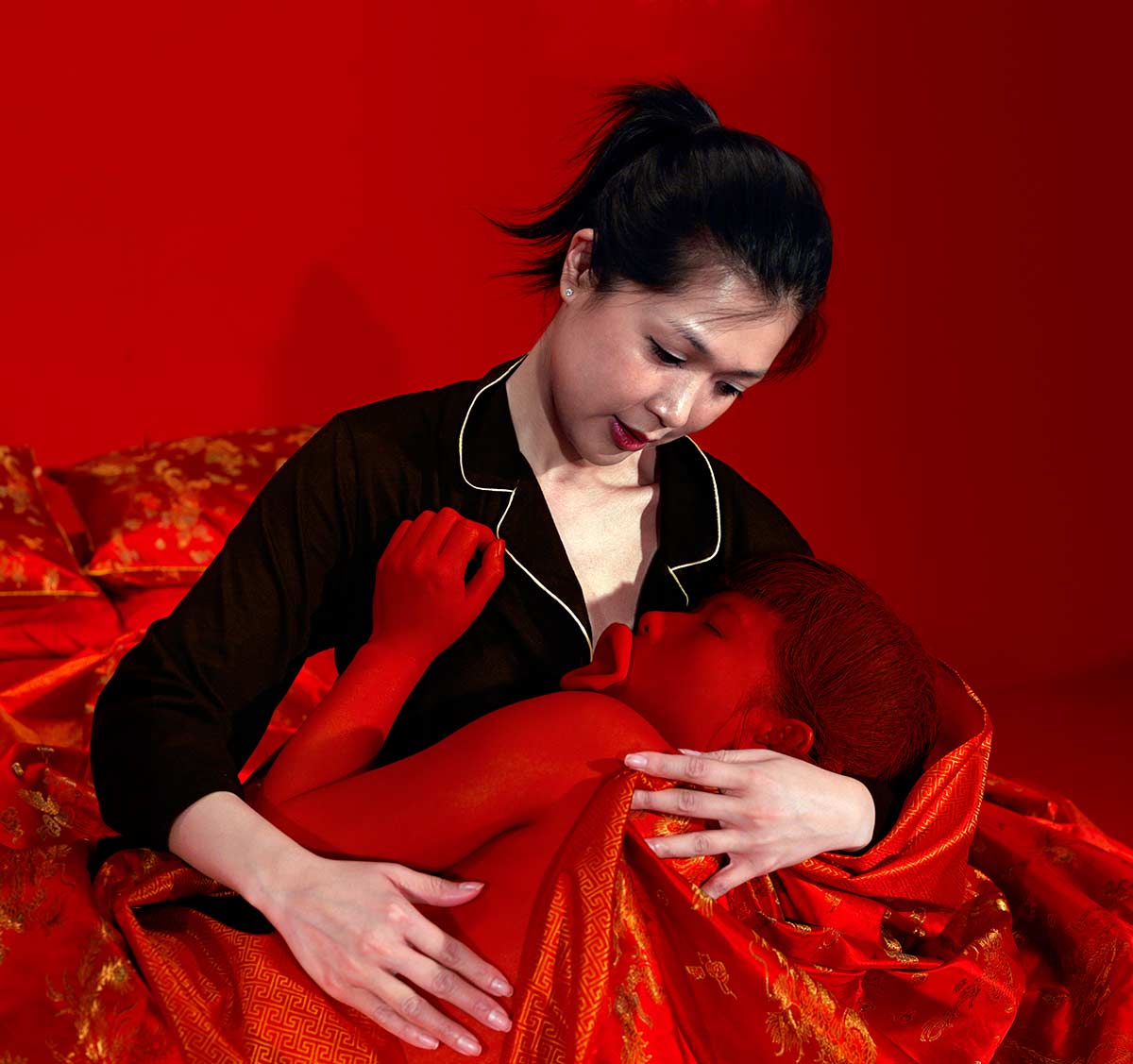 Chun Hua Catherine Dong painted her body red and wore diaper, living with strangers hired from Craigslist in a red room as their child. the red baby is loved by her mother