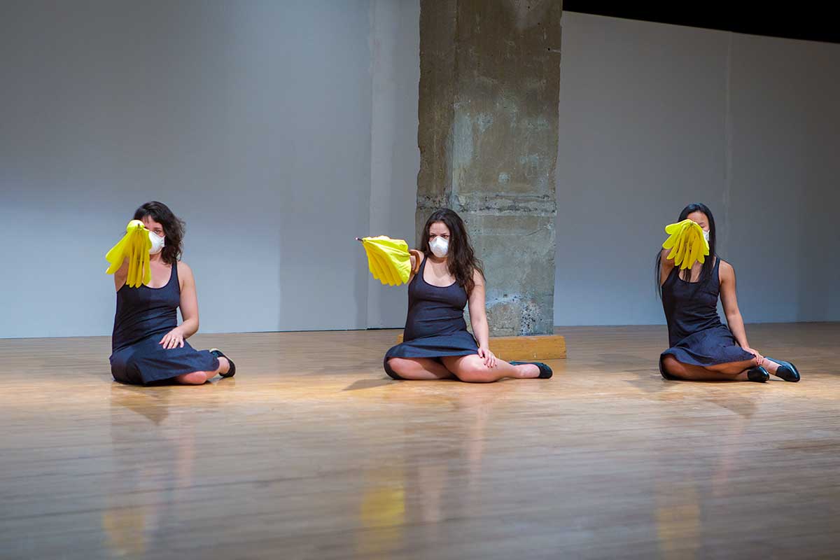 Chun Hua Catherine Dong's Yellow Umbrella performance in Montreal: 12 females point audiences with their yellow umbrellas