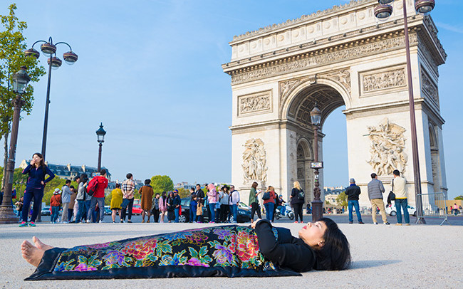 Chun Hua Catherine Dong celebrates her death and buries herself in front of Triumph tower in Paris