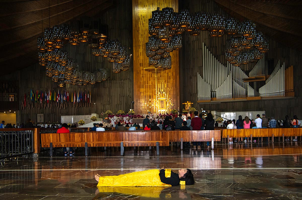 Chun Hua Catherine Dong performs death ritual in a church in Mexico City