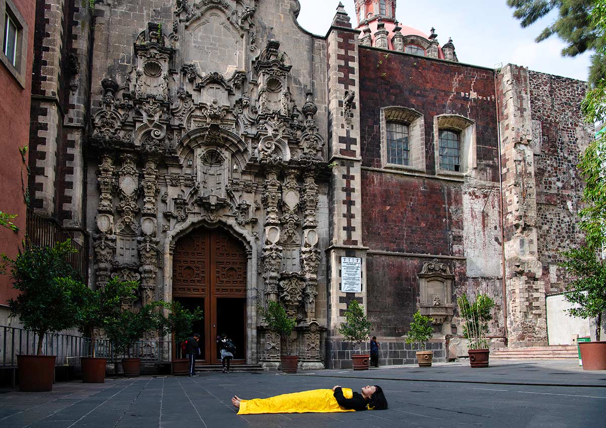 Chun Hua Catherine Dong performs death ritual in Mexico City