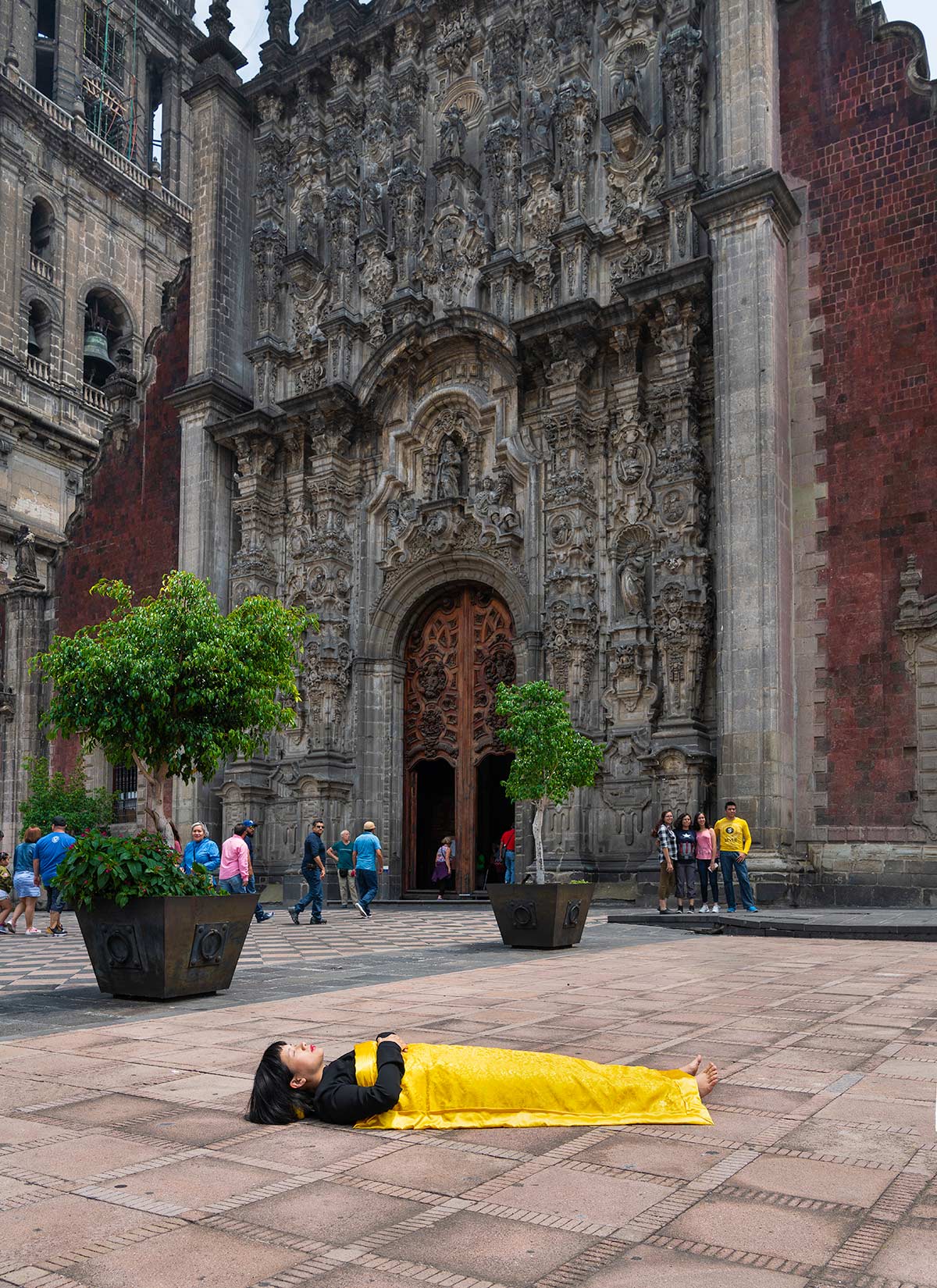 Chun Hua Catherine Dong performs death ritual in Mexico City