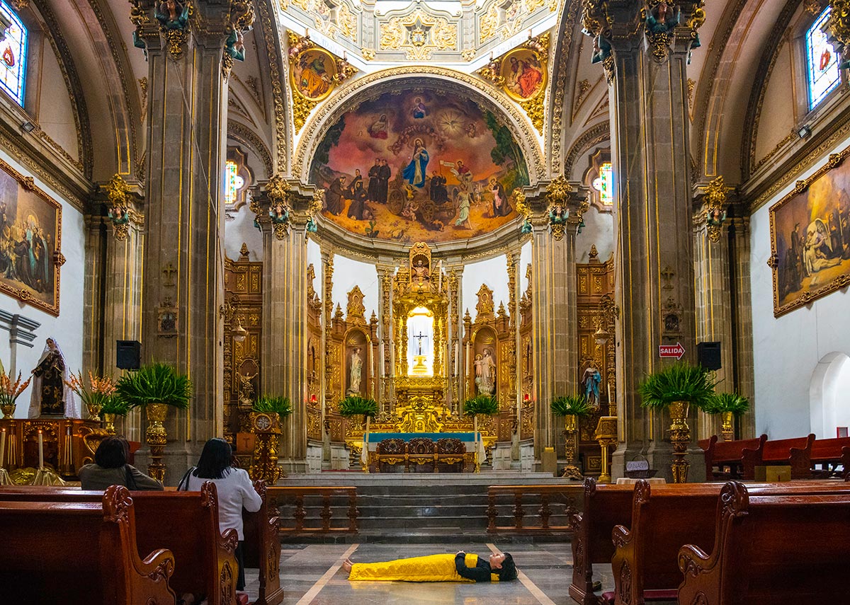 Chun Hua Catherine Dong performs death ritual in a church in Mexico City