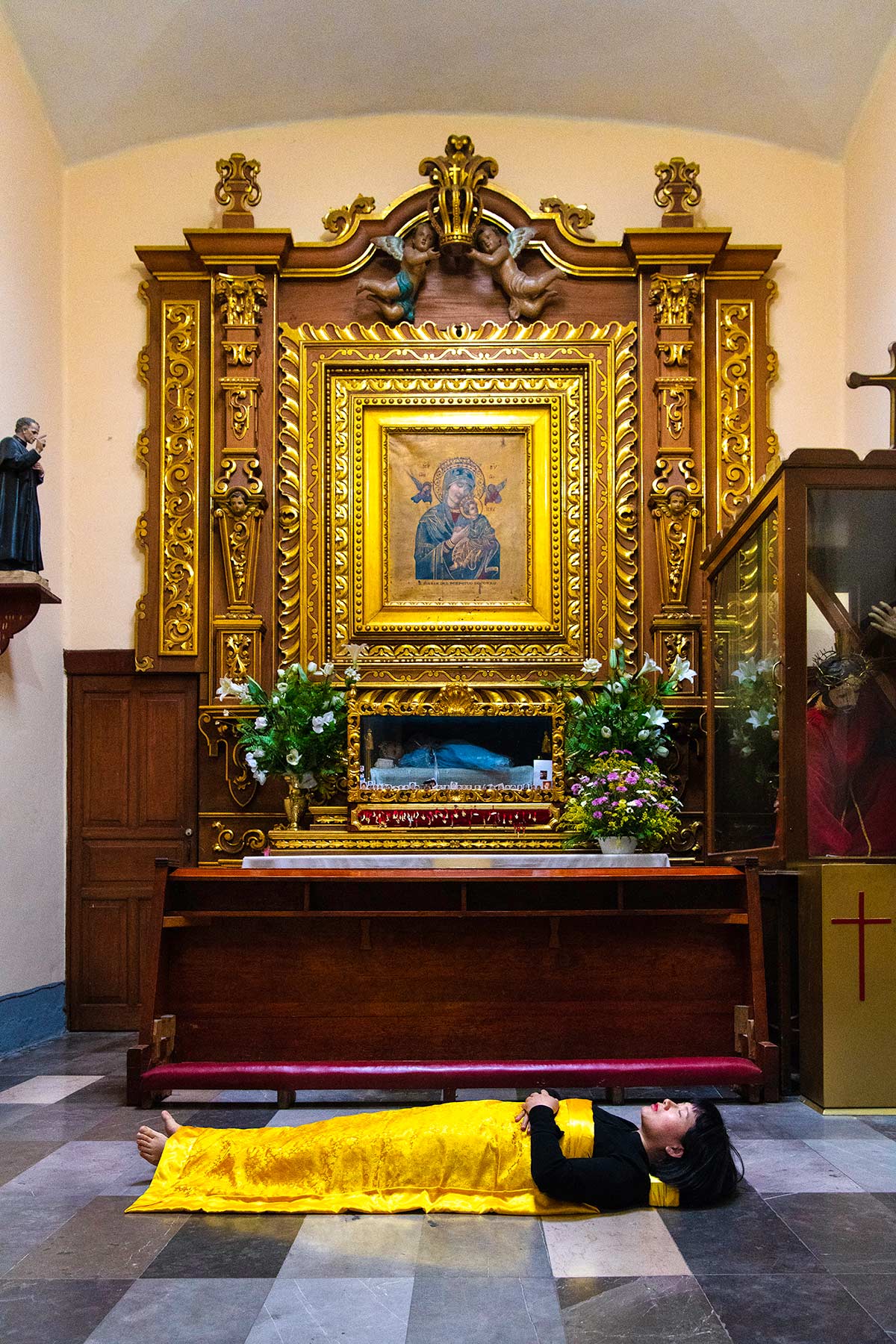 Chun Hua Catherine Dong performs death ritual in a church in Mexico City