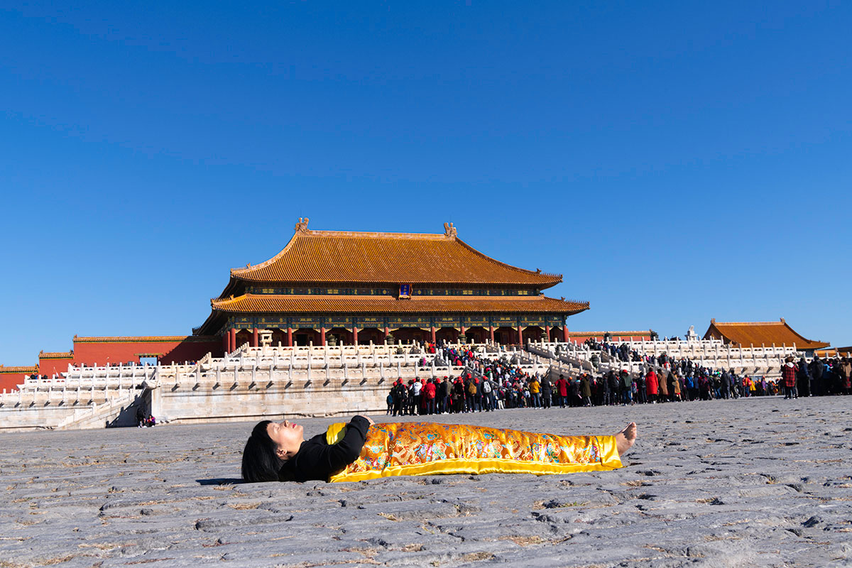 Chun Hua Catherine Dong covers herself with a duvet and performs death ritual at The Forbidden City in Beijing, she got arrested for 8 hours by doing this performance.