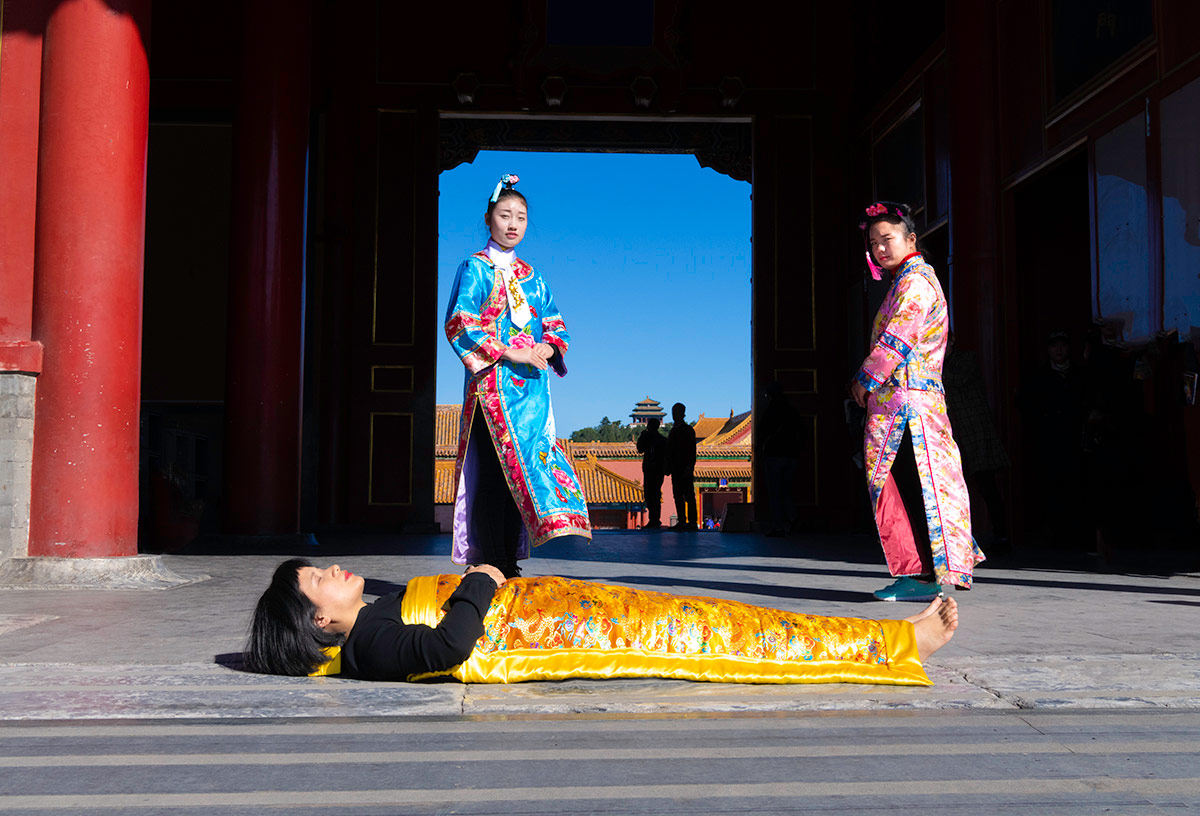 Chun Hua Catherine Dong covers herself with a duvet and performs death ritual at The Forbidden City in Beijing, she got arrested for 8 hours by doing this performance.