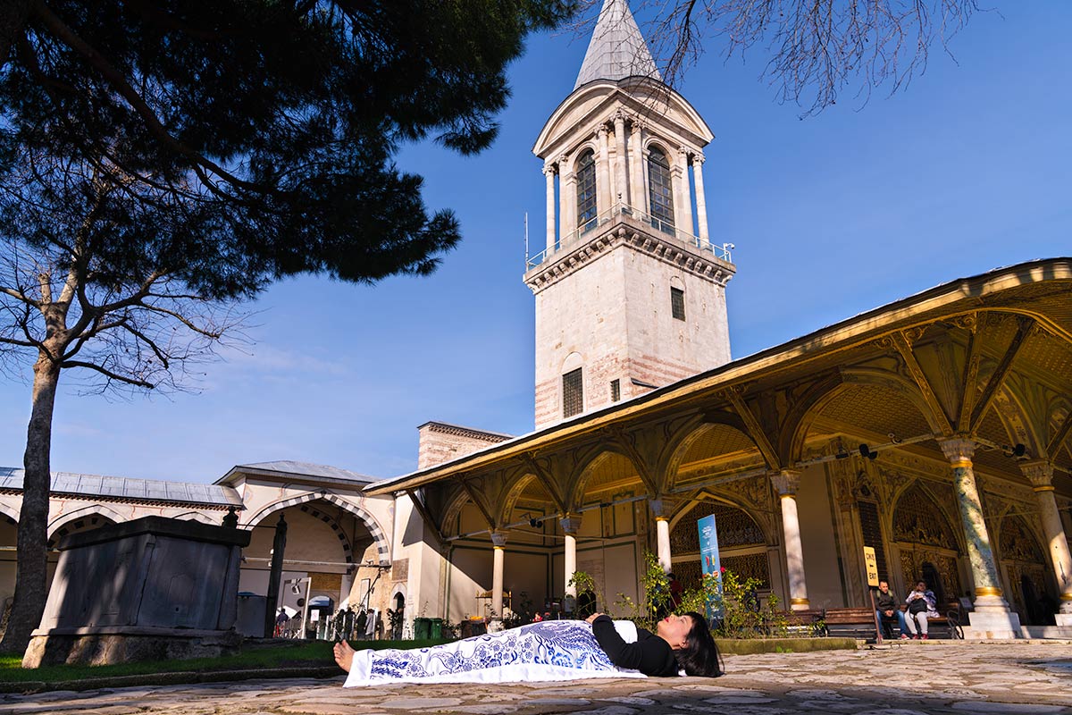 Chun Hua Catherine Dong covers herself with a duvet and performs death ritual  at 	Topkaipi Palace in Istanbul , she was caught by police and her photos were forced to be delated. 