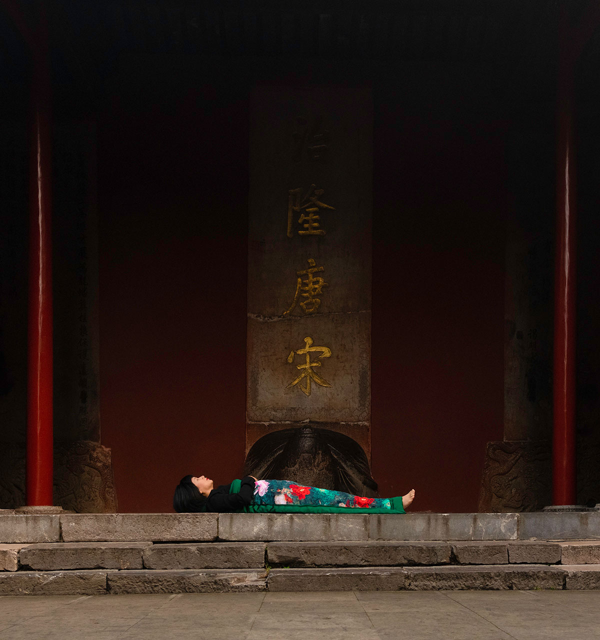 Chun Hua Catherine Dong celebrates her death and sleeps in front of monument in Nanjing