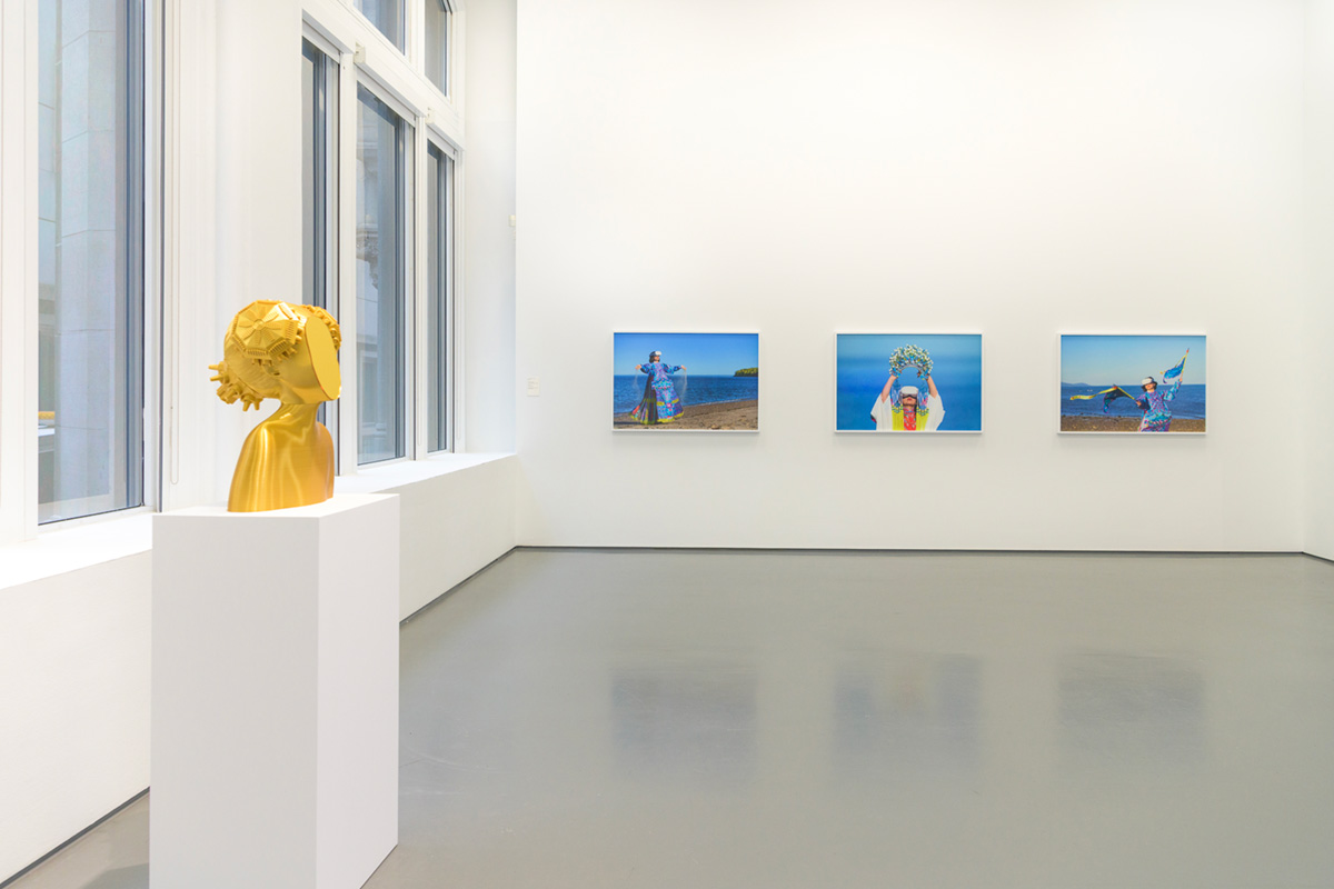 a yellow 3D printed bust girl without face and three photographs with blue background Fondation PHI Montreal