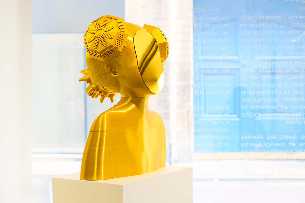 a gold girl 3D printed sculpture made by Chun Hua Catherine Dong at Galerie Charlot in Paris